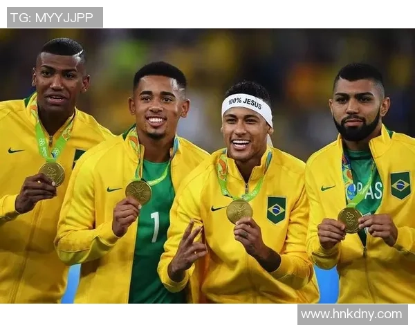 足球巨星齐聚一堂的精彩合照展现了无与伦比的球场魅力与友谊 足球巨星齐聚一堂的精彩合照展现了无与伦比的球场魅力与友谊