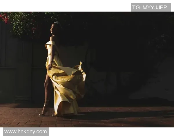 足球明星优雅转身西装魅力尽显时尚风采与运动精神的完美结合