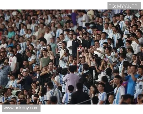 足球明星进球后与粉丝热情拥抱展现亲民一面引发球迷热烈反响