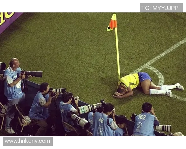 世界杯足球明星闪耀赛场展现激情与荣耀的精彩瞬间 世界杯足球明星闪耀赛场展现激情与荣耀的精彩瞬间