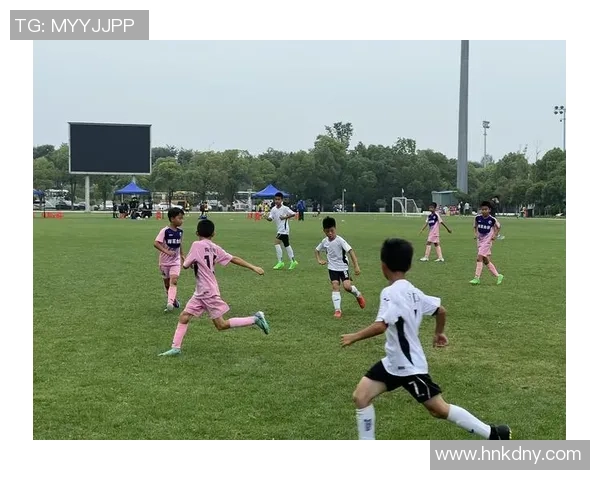 南京足球队在最新足球状态排行榜中荣登第七名展现出强劲实力与潜力 南京足球队在最新足球状态排行榜中荣登第七名展现出强劲实力与潜力